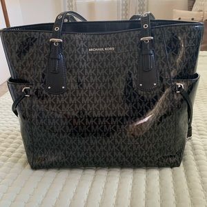 Michael Kors East/West Voyager
Glossy Tote
